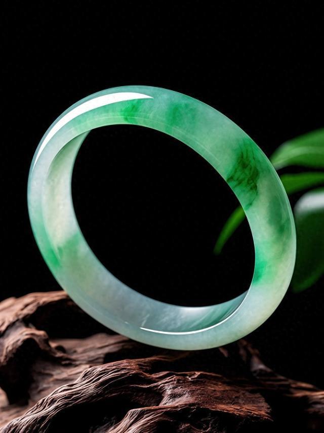 无视店员提示 顾客试戴玉镯摔出裂纹