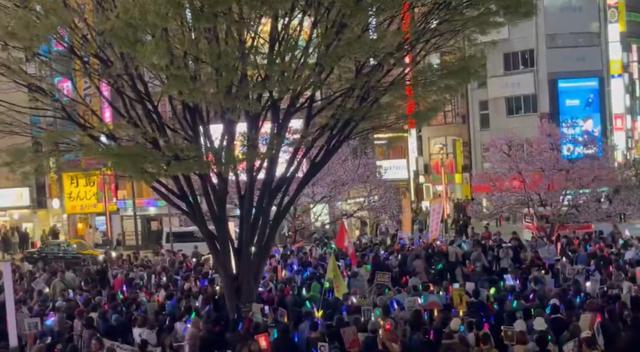 日本民众集会高喊中国对不起