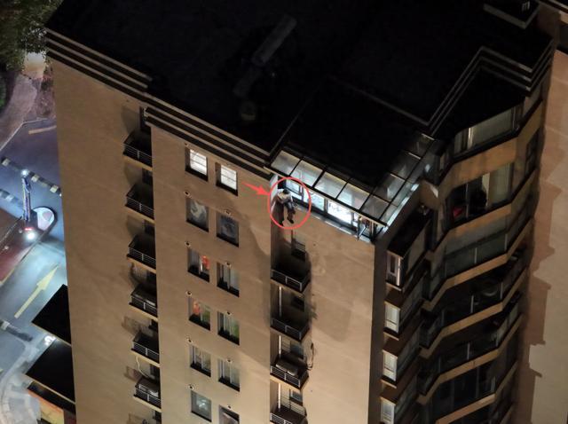 男子翻出11楼窗外被困