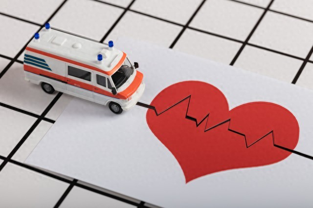 男子驾车时突发心梗离世 过劳死引发社会关注