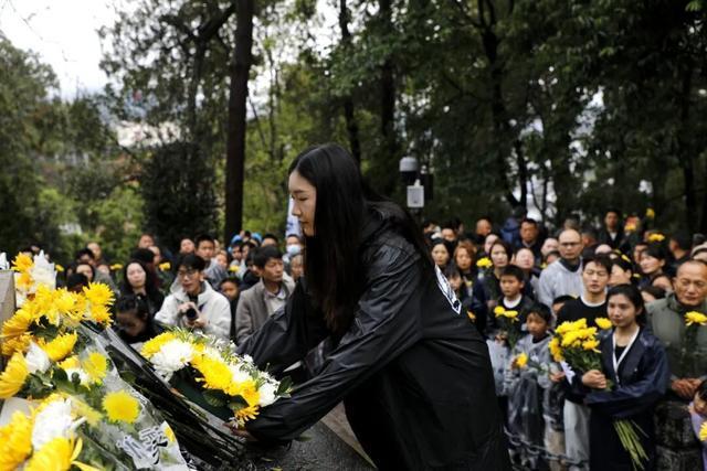 腾冲市民雨中春祭致敬抗战忠魂 铭记历史温度