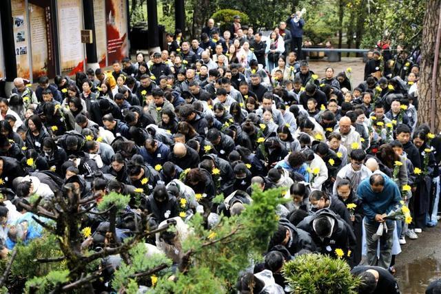 腾冲市民雨中春祭致敬抗战忠魂 铭记历史温度
