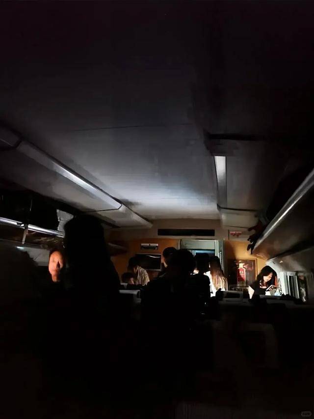 媒体评：动车被困隧道4小时多名乘客送医，问题关键不在于该不该“砸窗” 紧急避险与规则冲突
