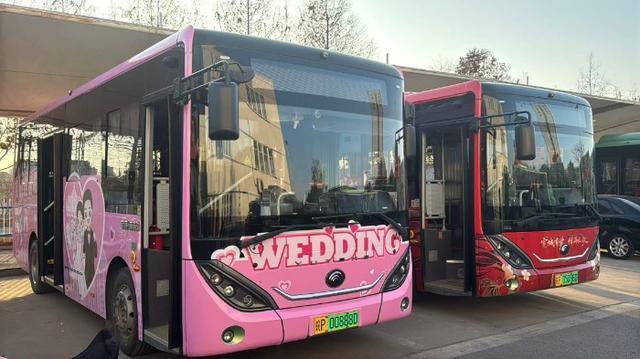 新人用公交车当婚车 费用999元 解锁浪漫新方式！