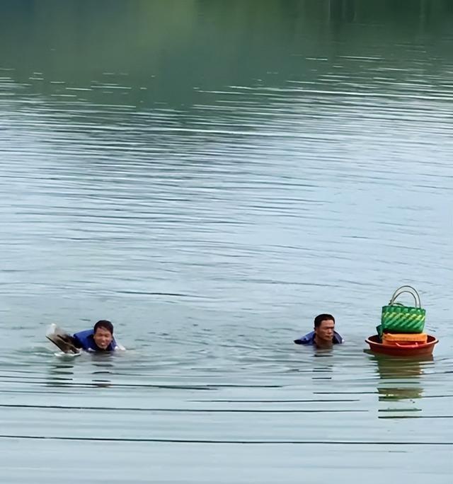 广西人扫墓堪比特种兵训练 艰苦溢价的祭祖之路