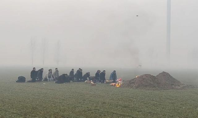 广西人扫墓堪比特种兵训练 艰苦溢价的祭祖之路