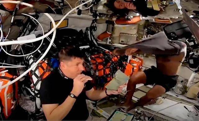 美宇航员太空中意外半裸出镜