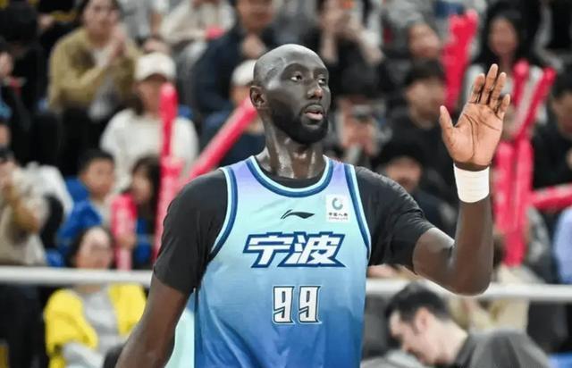 2米32巨塔秀胯下！法尔一条龙掀翻陶汉林，CBA第一巨人太离谱 内线新老交替的残酷现实