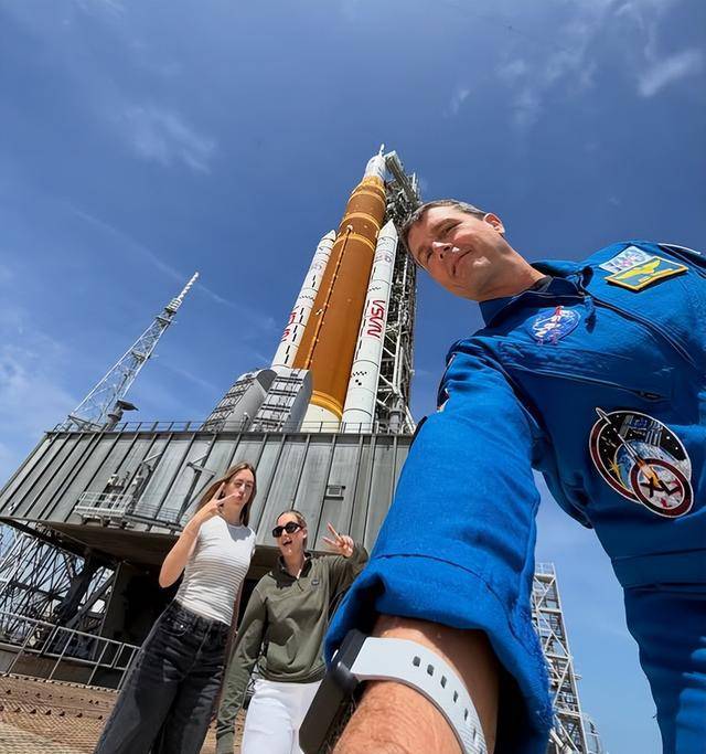 美宇航员请求以指挥官亡妻之名命名月球陨石坑 纪念挚爱卡罗尔