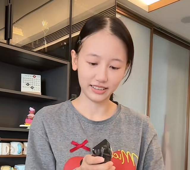 网红“一栗小莎子”因癌症剃光头 健康才是首位