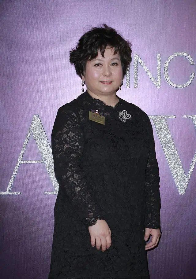 何超蕸生平 低调的孝顺千金