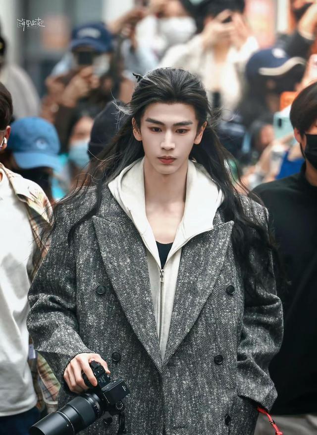 张凌赫出发《逐玉》庆功宴路透 转型“疯批美人”