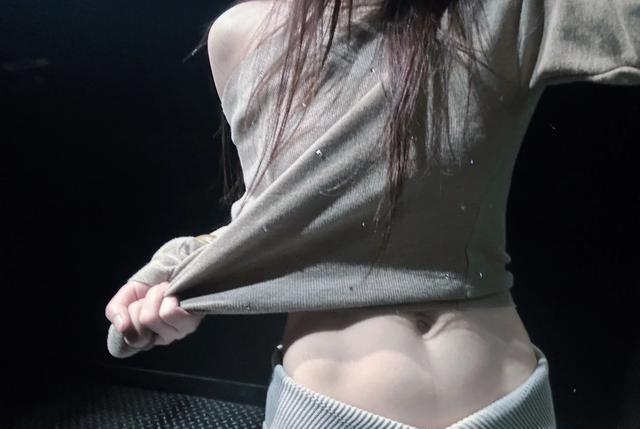 女生画的马甲线比真的还真