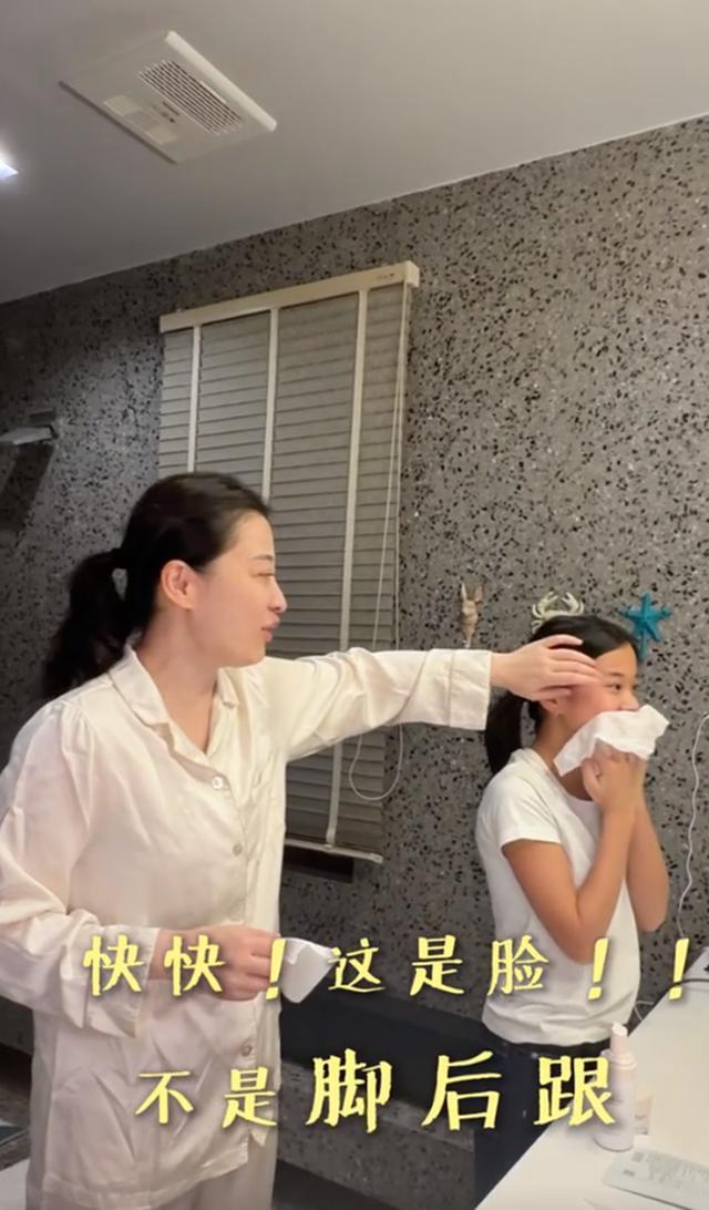 梅婷12岁女儿快快近照 母女温馨互动引羡慕