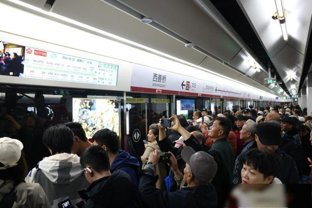 宁马线开通乘客等三趟车没挤上 首日体验热情高涨