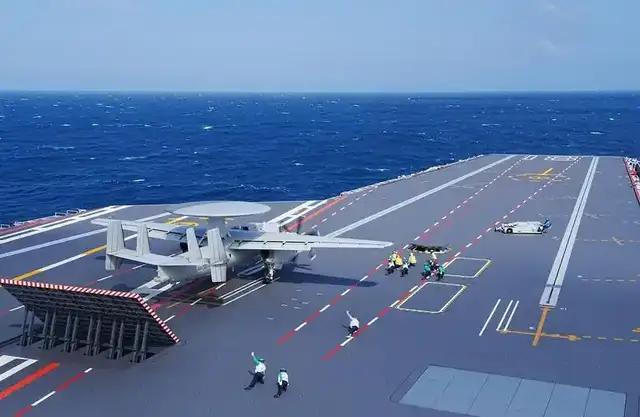 专家：中国海军每一步都铿锵有力 77载蜕变与荣光