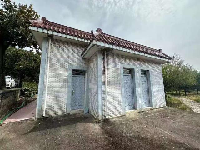 男子214万拍下别墅地块两年无法使用