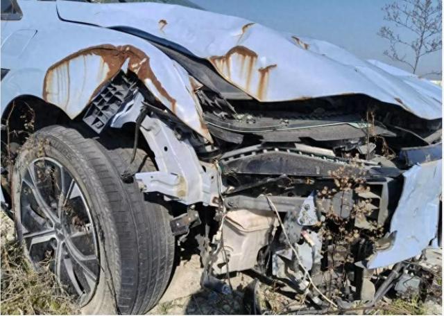 一辆严重受损汽车被31人抢着要？高价竞拍引发关注