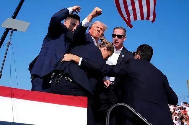 白宫晚宴有人在枪响后顺走2瓶酒 淡定自拍从容撤离