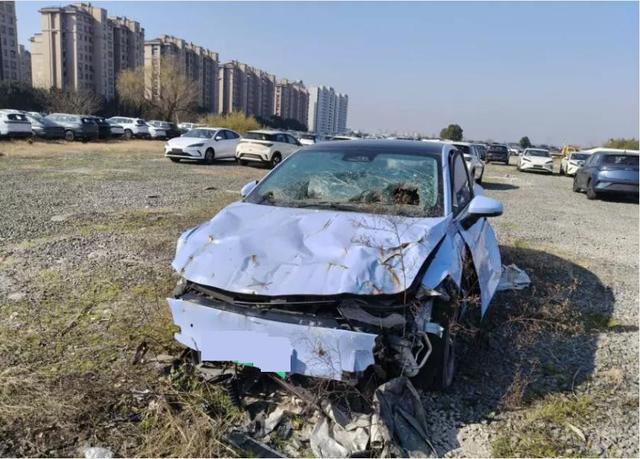 31人抢一辆严重受损的小鹏汽车 溢价三倍成交