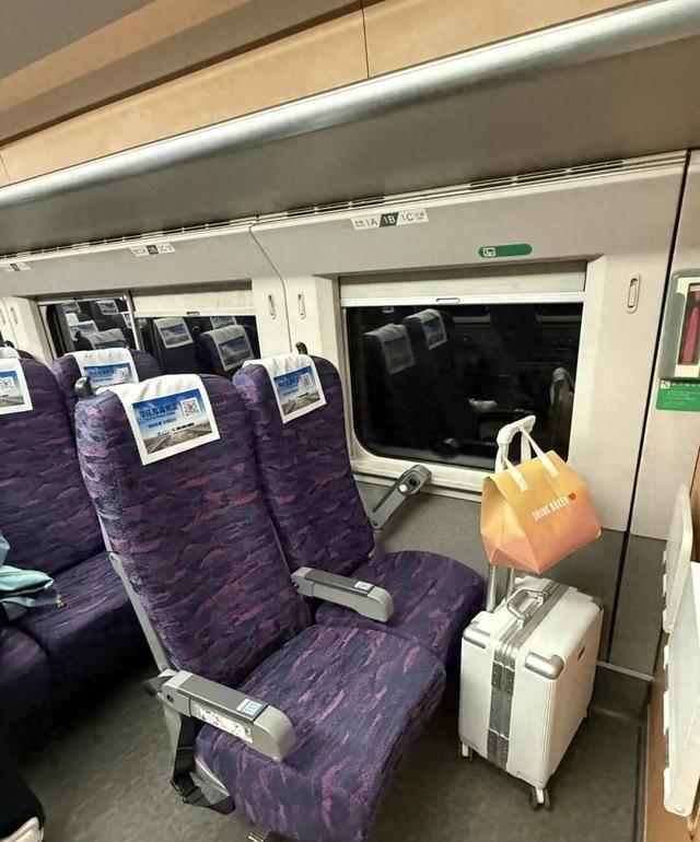 乘客买到高铁01C座上车懵了