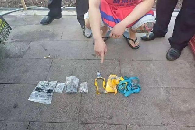 男子打碎下穿隧道35块钢化玻璃 弹弓测试酿祸端
