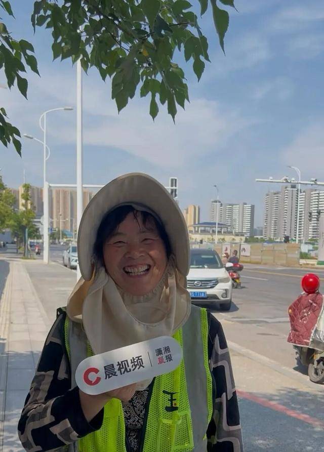 环卫阿姨帮搬东西被告知是五一礼物 温暖举动感动网友