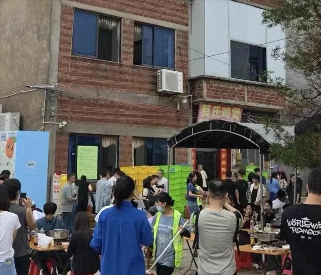 莫氏鸡煲老板回应热度下降 网红美食的短暂辉煌