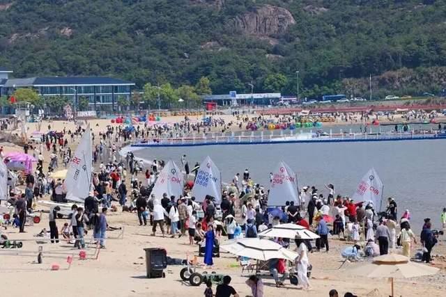 年轻人“反向旅行”挤爆县城 性价比成新宠
