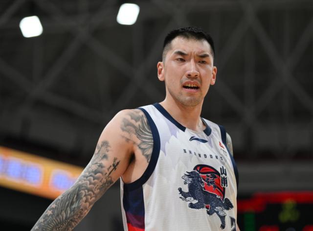 上海险胜1-0山东：怀特塞德23+9张镇麟14分 王哲林遭惊天骑扣：季后赛开门红