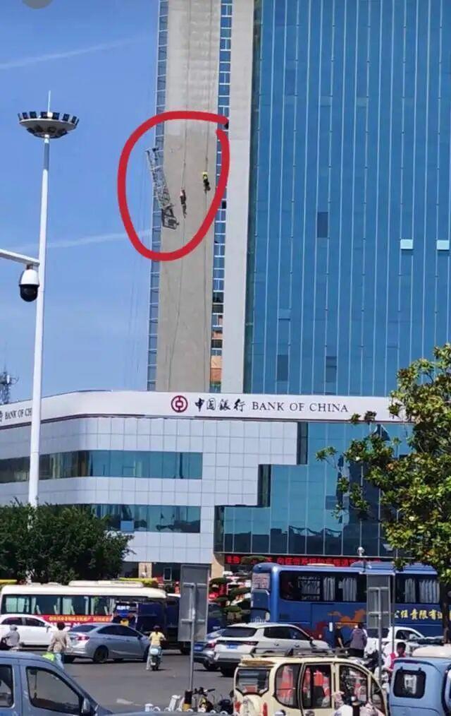 许昌一大楼两名施工人员悬挂半空