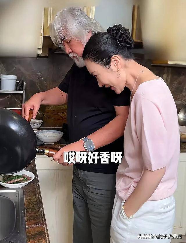 张纪中为老婆下厨庆祝母亲节 温馨家庭时光