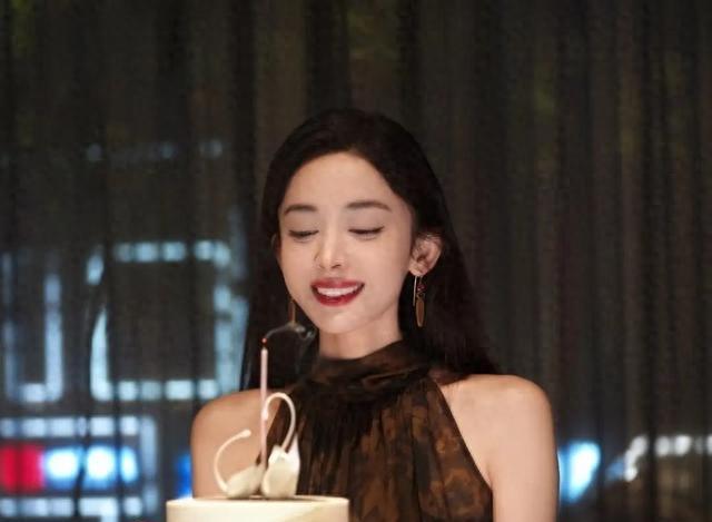 娜扎硬控姆妈一又友圈