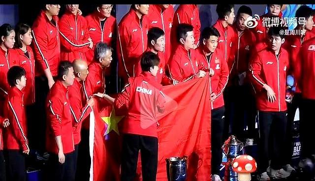 国乒大合照花絮：王楚钦林诗栋谦让C位差点打一架！大头紧紧搂着龙队撒娇 生日惊喜温馨一幕