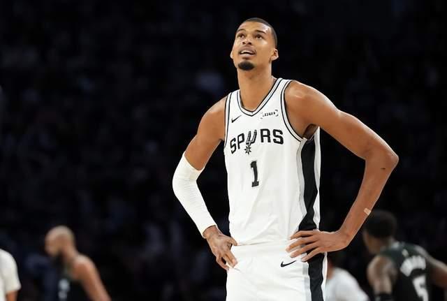 文班亚马NBA生涯首次被驱逐