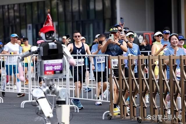 中国机器人在泰国跳起“广场舞” 科技与文化的完美融合