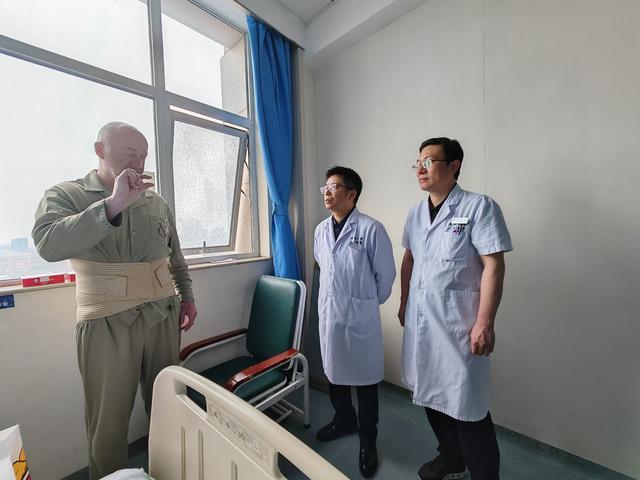 2次飞武汉就医英国男子发声 中国医生太棒了！