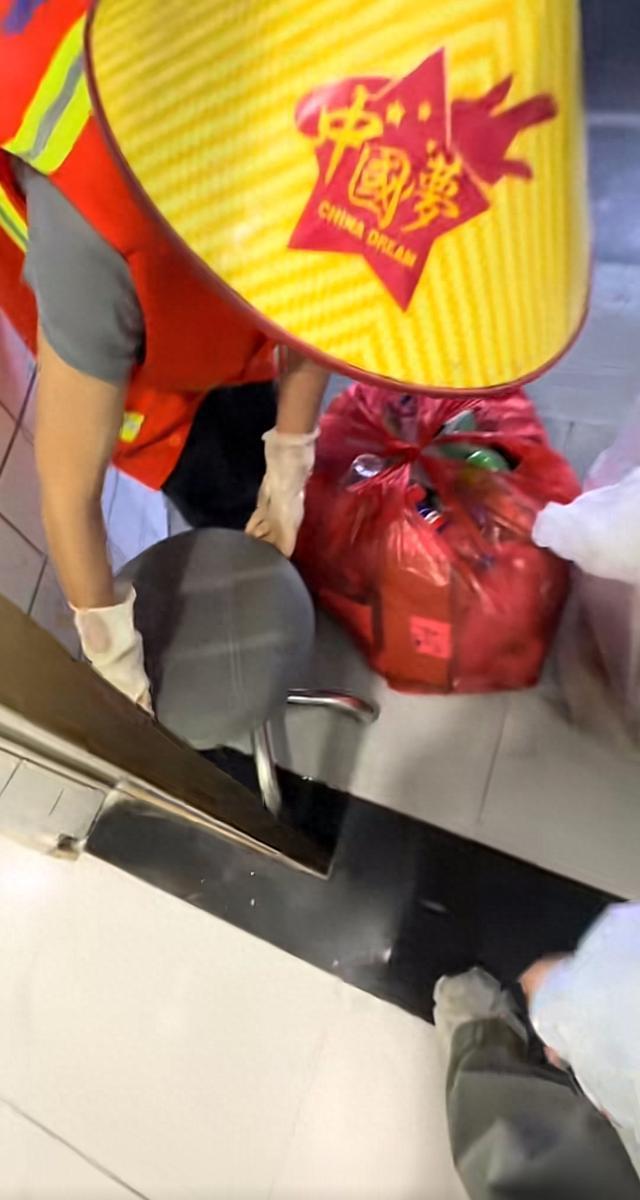 暴雨夜商户老板邀环卫工进店避雨
