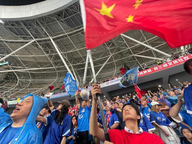 湖北荆州球员与球迷双向奔赴尽显温度 风雨无阻共助威