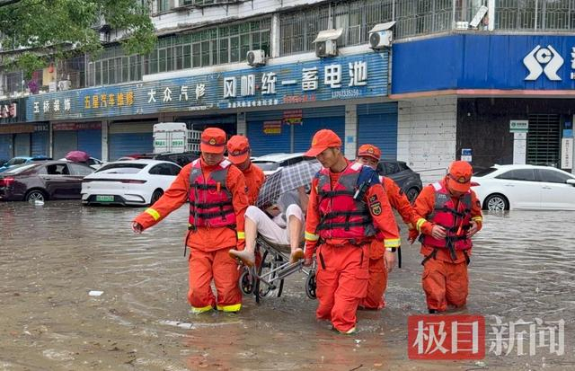 9名消防员用人力搭起“生命桥” 齐心“托举”暖人心
