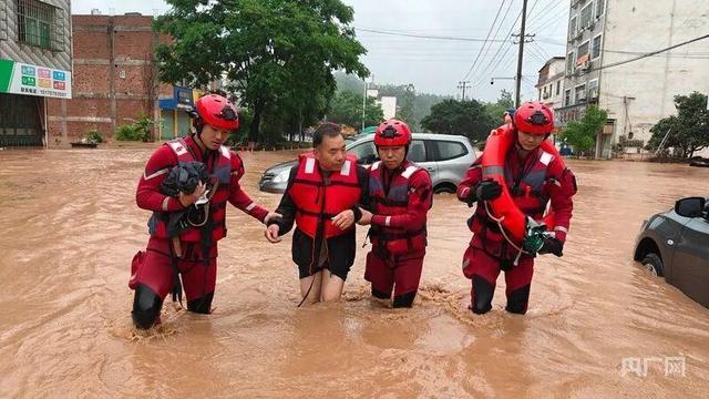 一乡镇强降雨汽车被激流冲走 汛情形势严峻