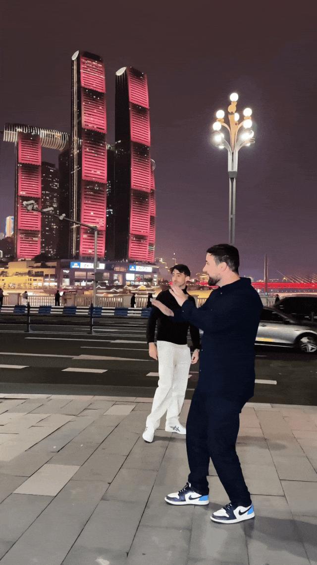 年青东说念主到重庆体验机车约拍 潮水新玩法激发缓和