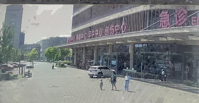 男子捂胸倒地路人接力救援 00后女孩挺身而出