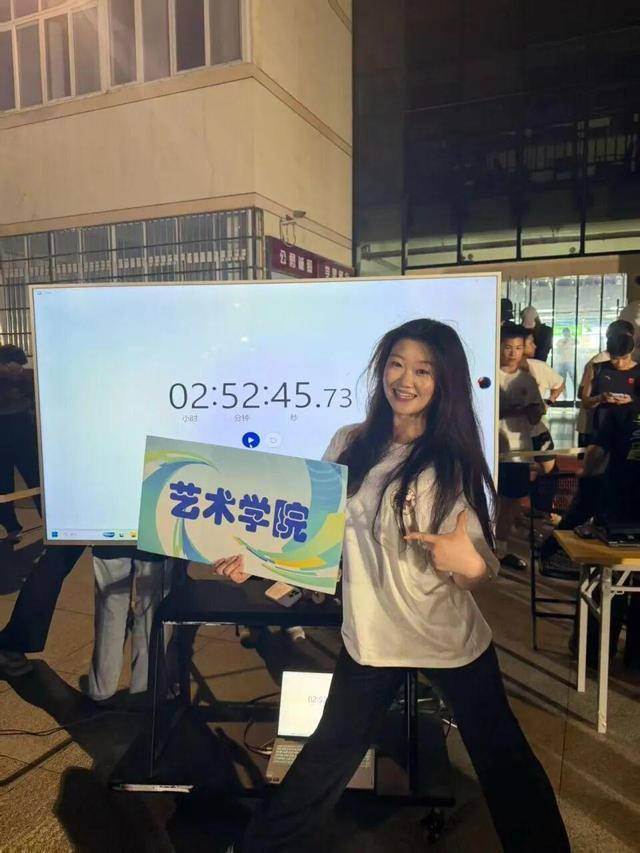 07年大学生平板支撑近3小时刷屏全网 极限耐力挑战成功