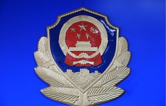 老人街头晕倒 民警紧急施救