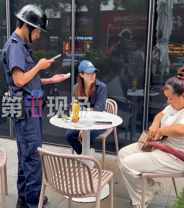 女子在水贝捡十几条黄金首饰后报警 物归原主获赞