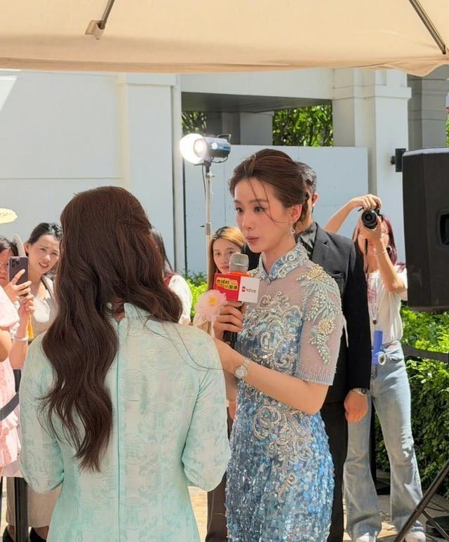 刘诗诗 热红温了还在问用的什么腮红 高温下的敬业与美丽代价