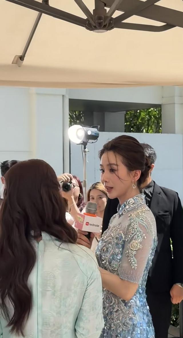 刘诗诗 热红温了还在问用的什么腮红 高温下的敬业与美丽代价