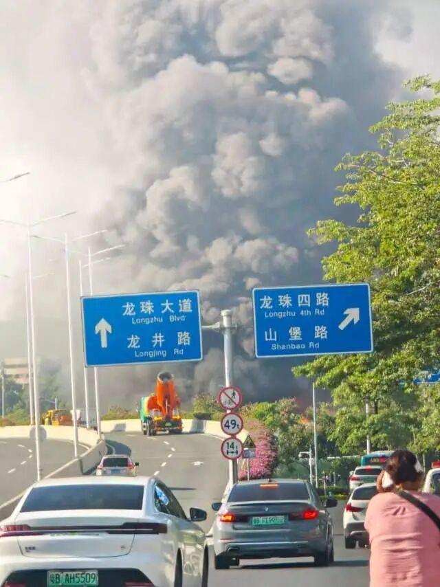 深圳南坪快速路起火隔音棚烧毁严重 车辆事故引发火灾