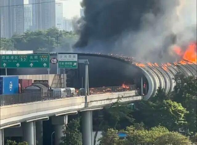 深圳南坪快速大火 三車事故引發(fā)隧道隔音棚燃燒